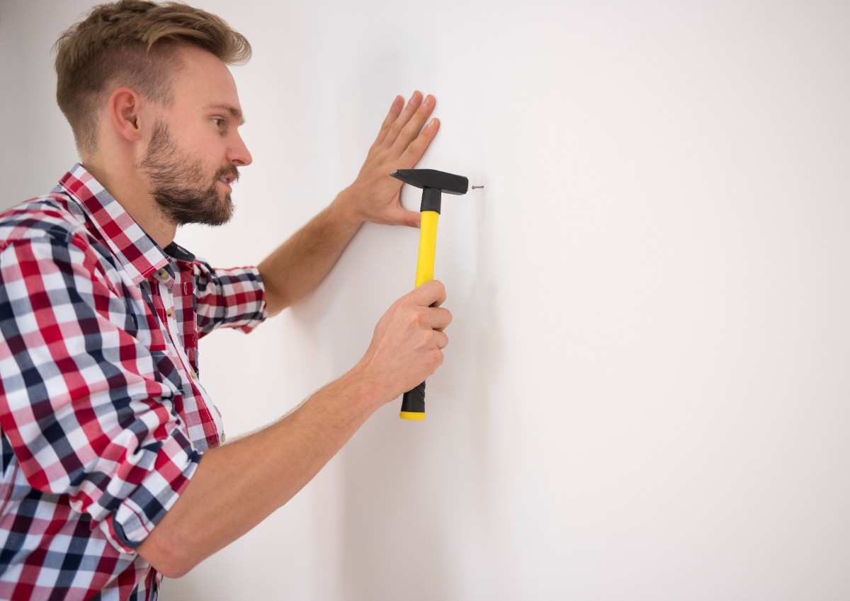 Learn how master joiners fit custom wardrobes & alcove cabinets on bowed walls and uneven floors in London period homes. Read our guide!